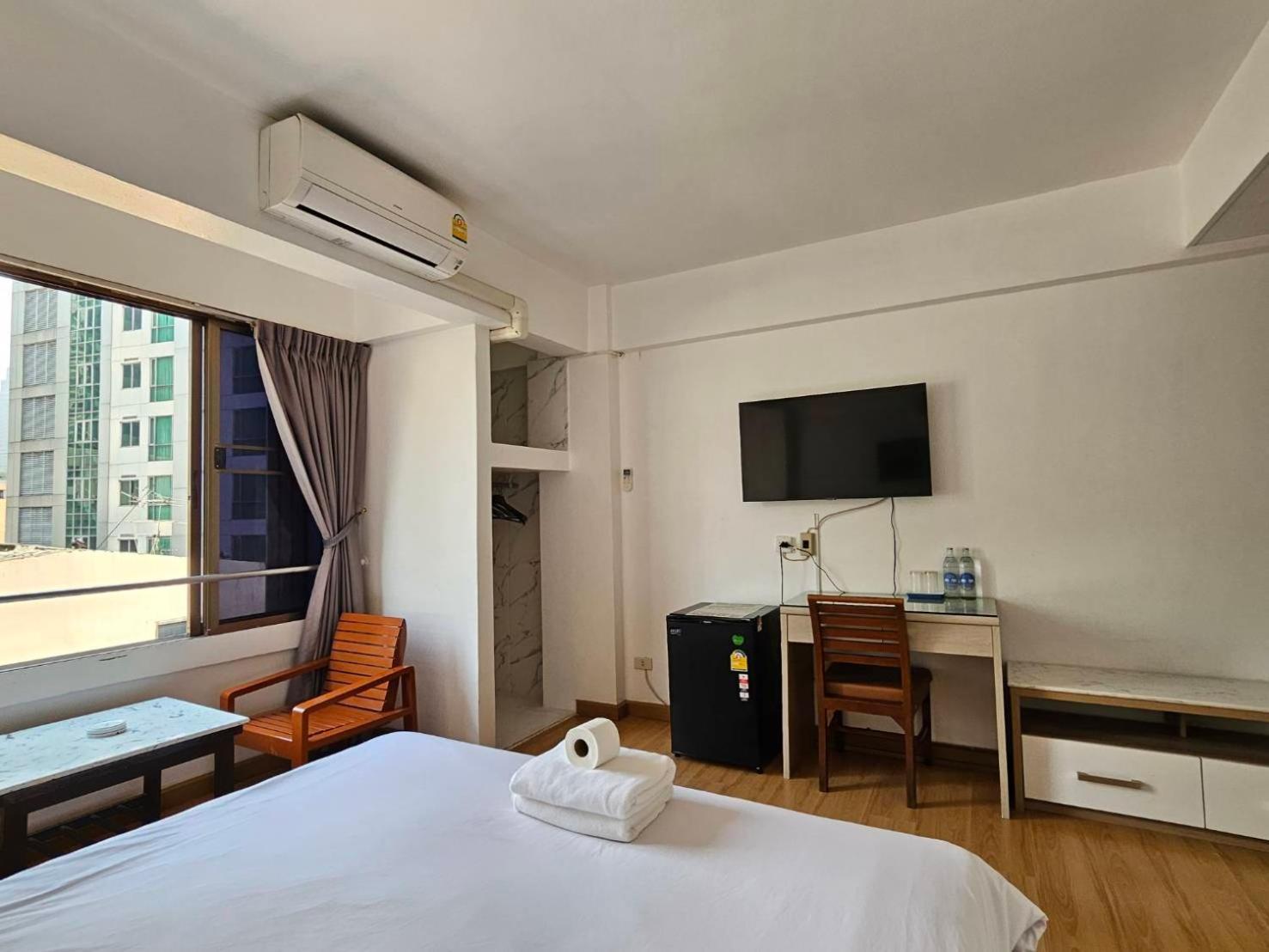 Crown Bts Nana Hotel Bangkok Exterior photo