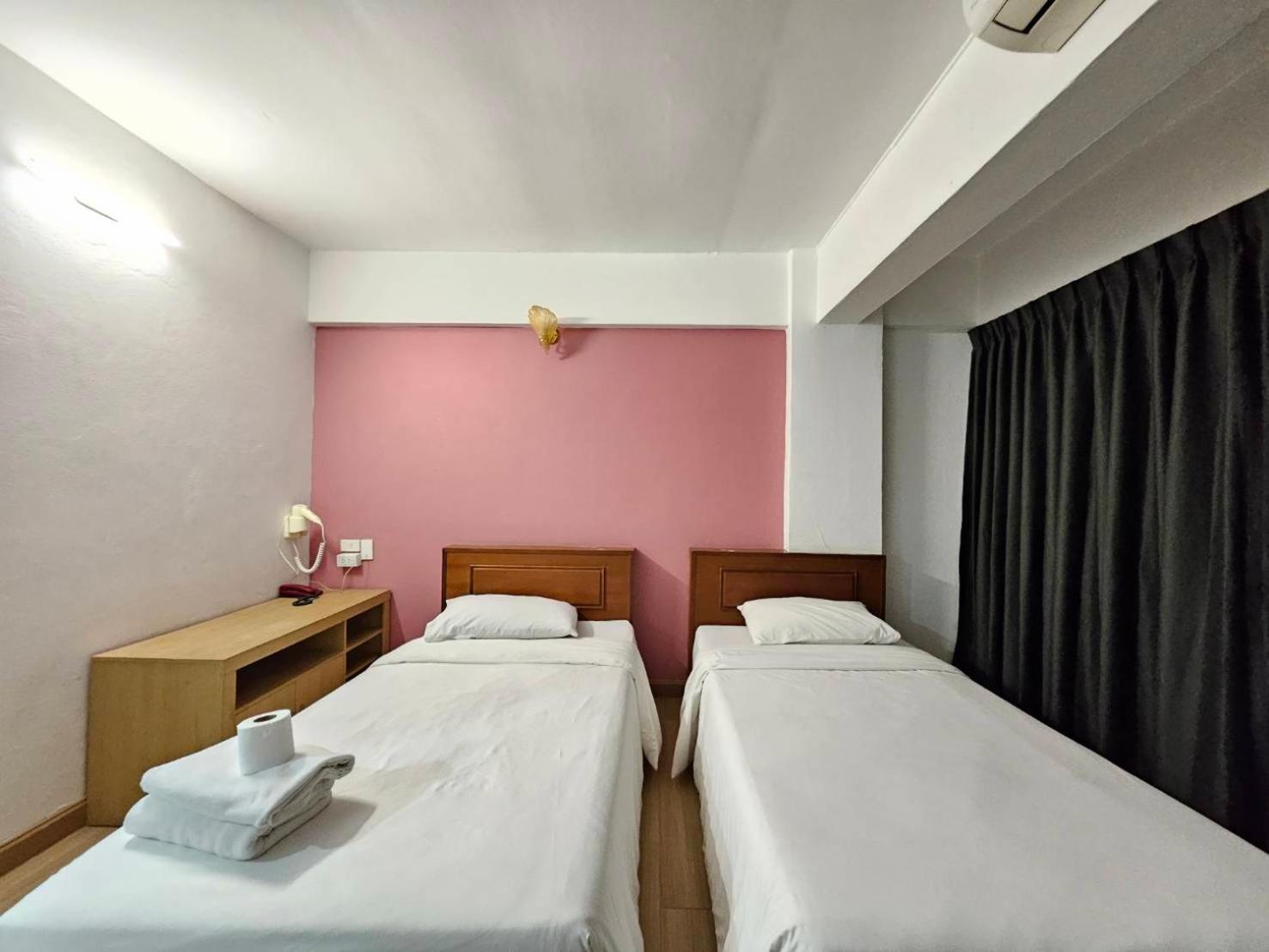Crown Bts Nana Hotel Bangkok Exterior photo