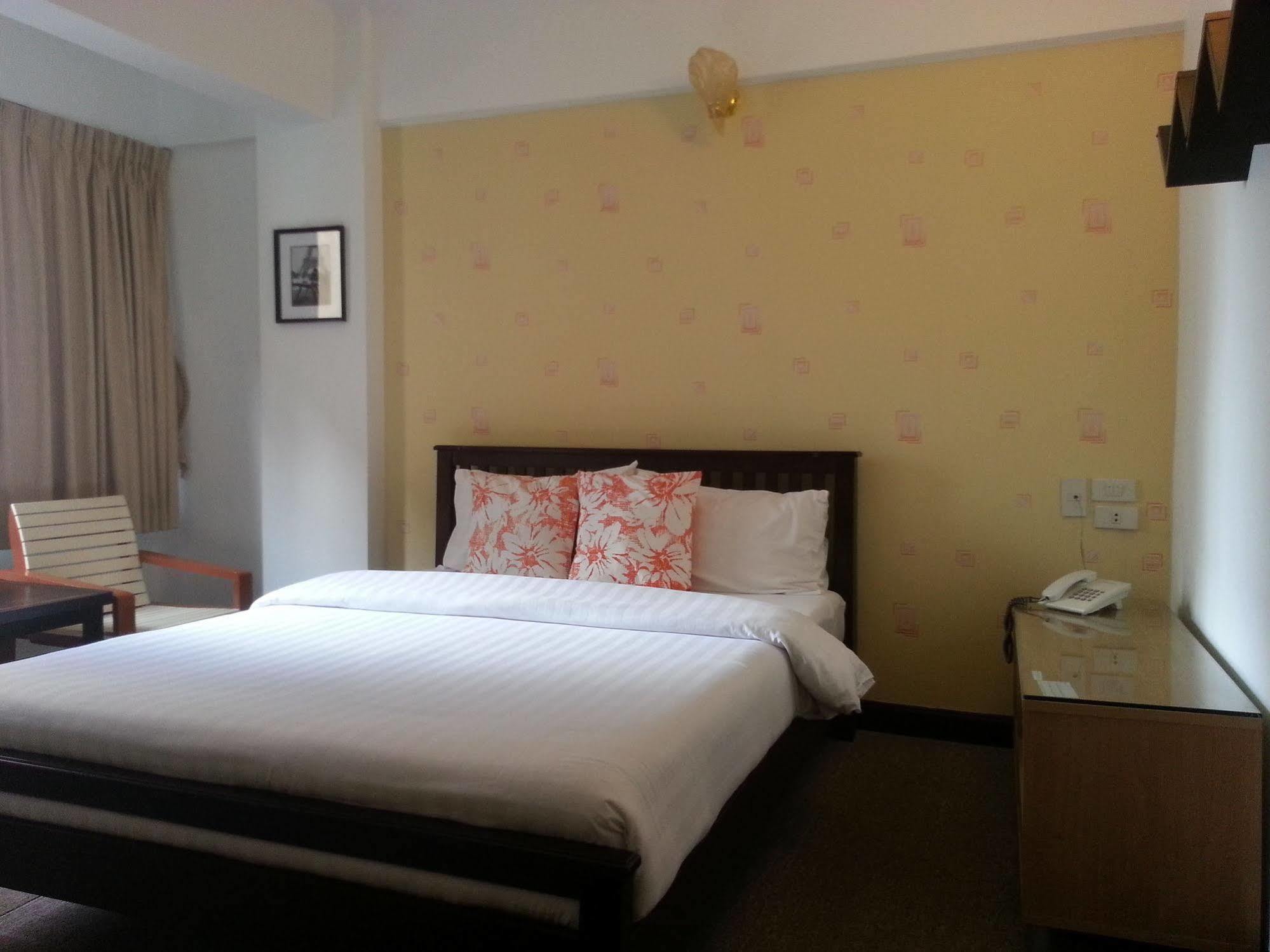 Crown Bts Nana Hotel Bangkok Exterior photo