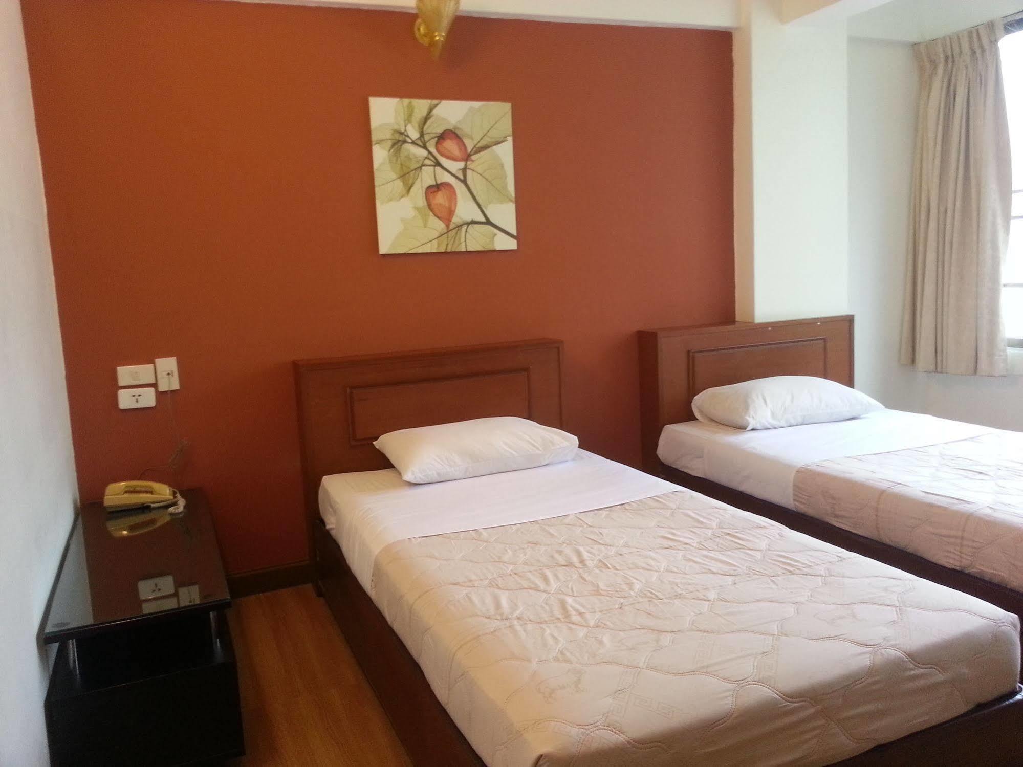 Crown Bts Nana Hotel Bangkok Exterior photo