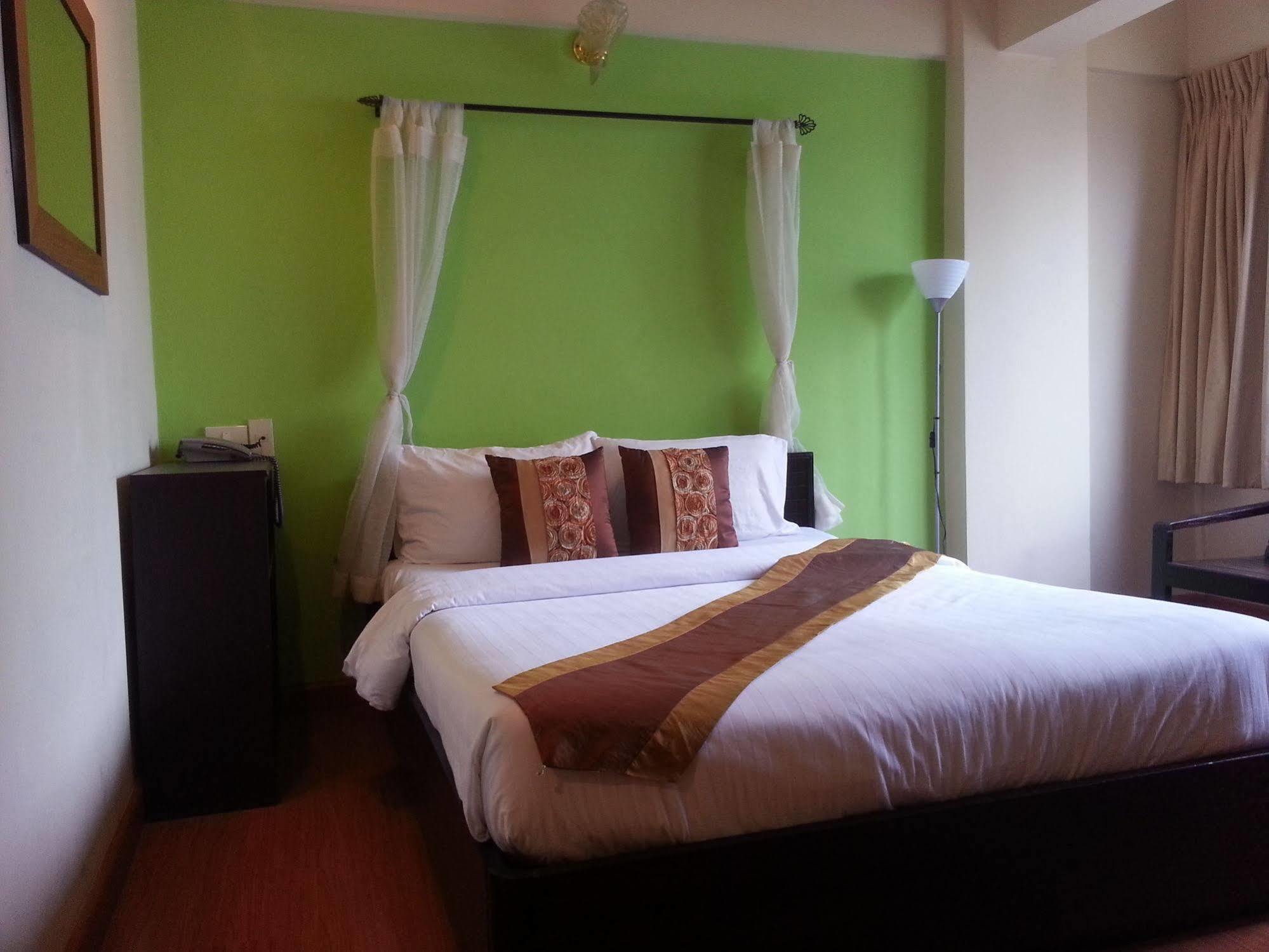 Crown Bts Nana Hotel Bangkok Exterior photo
