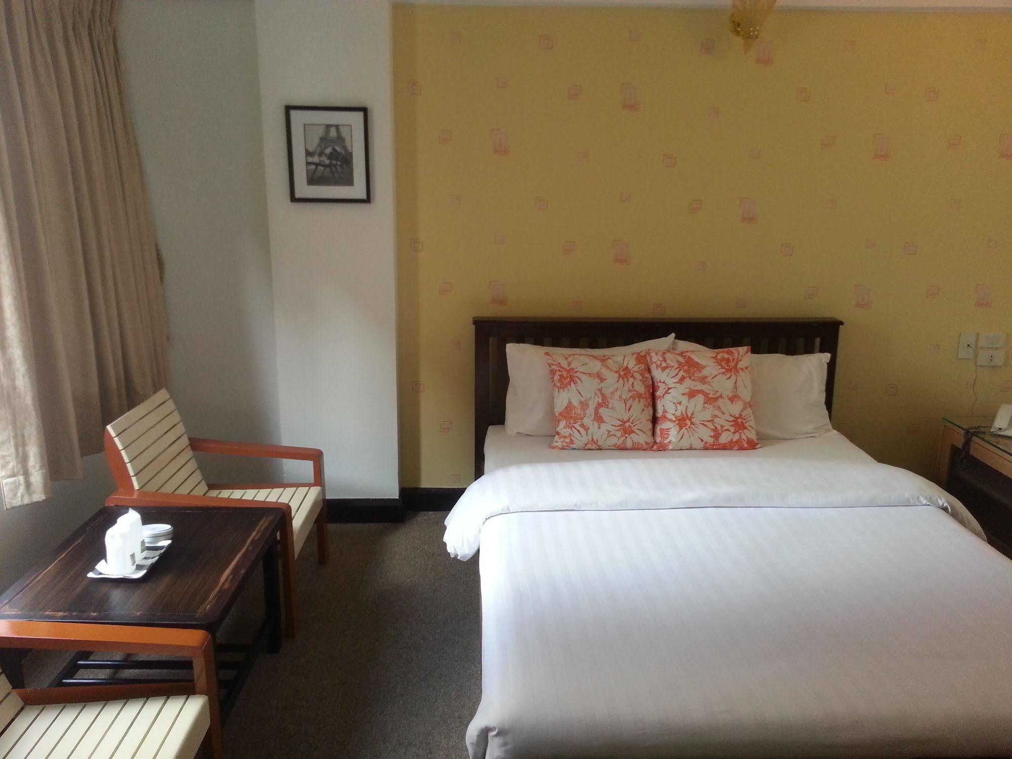 Crown Bts Nana Hotel Bangkok Exterior photo