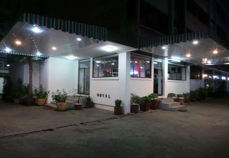 Crown Bts Nana Hotel Bangkok Exterior photo