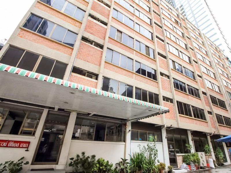 Crown Bts Nana Hotel Bangkok Exterior photo